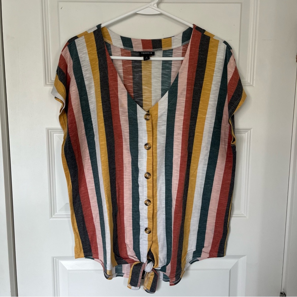 ❤️‍🔥HP❤️‍🔥 torrid Button Down Top
